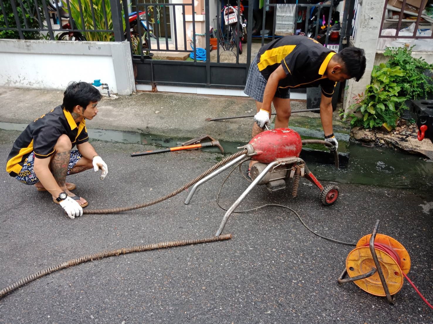 05 - https://ช่างท่อตันกรุงเทพ.com | ศูนย์บริการแก้ไขและกำจัดปัญหา ท่อตัน ส้วมตัน รับลอกท่อ ทะลวงท่อตันทุกชนิด โดยทีมงานมืออาชีพ เครื่องมือที่ทันสมัย นำเข้าจากต่างประเทศ ไม่ต้องทุบไม่ต้องรื้อ ไม่ใช้สารเคมี แก้ไขไม่ได้เราไม่คิดเงิน  รับประกันผลงานให้อีก 45 วัน เรายินดีให้คำปรึกษาก่อนฟรีตลอด 24 ชั่วโมง